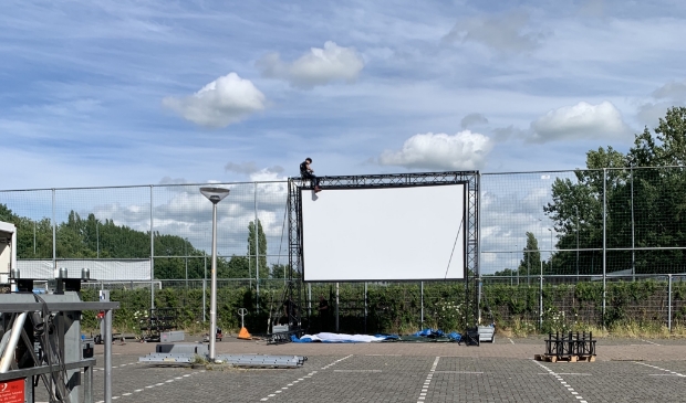 <p>Het opbouwen van de drive in bioscoop. (Archieffoto)</p>