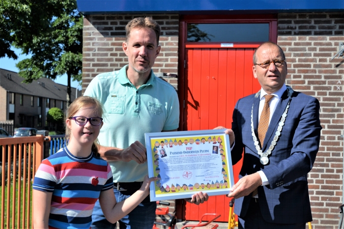 Nynke, burgemeester Segers en directeur Mark Woudstra met de POP