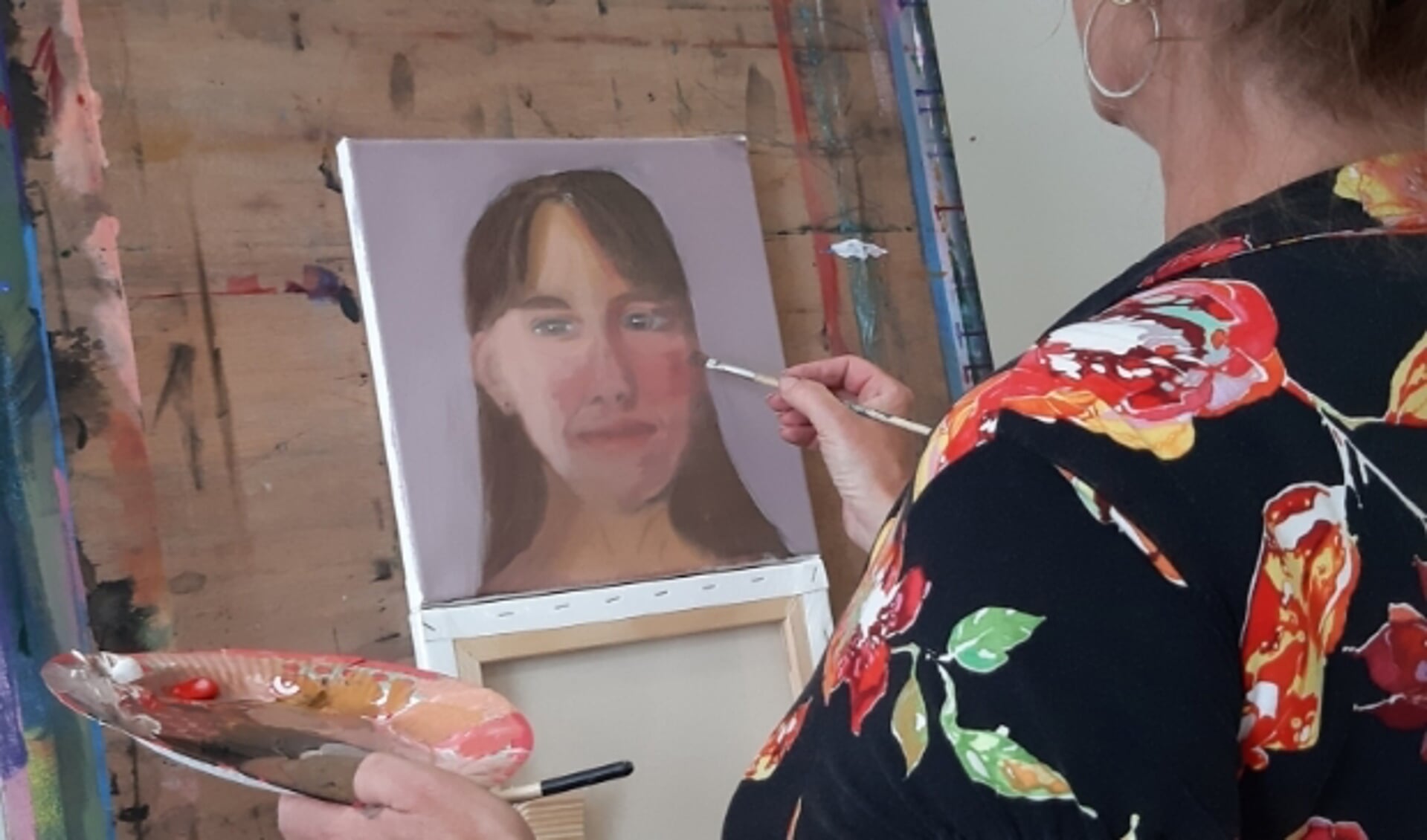 Cursist Simone tijdens een zomerworkshop Portretschilderen in Zeist