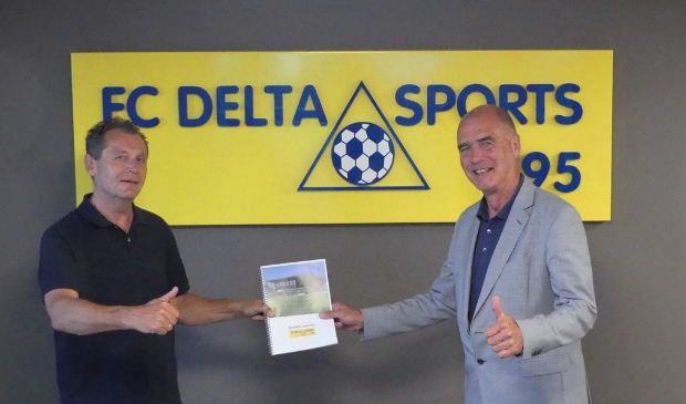 Cees Hogenes (links) overhandigt de business case aan Kees van Dalen, wethouder Sport (rechts)