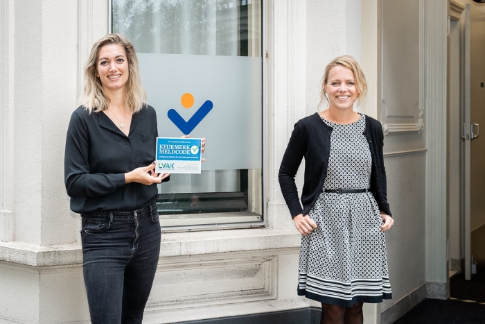 Aandachtsfunctionaris Annelies Brasjen (links) en Joëlle van Kommer bij Stadsring51 met het Keurmerk Meldcode huiselijk geweld.