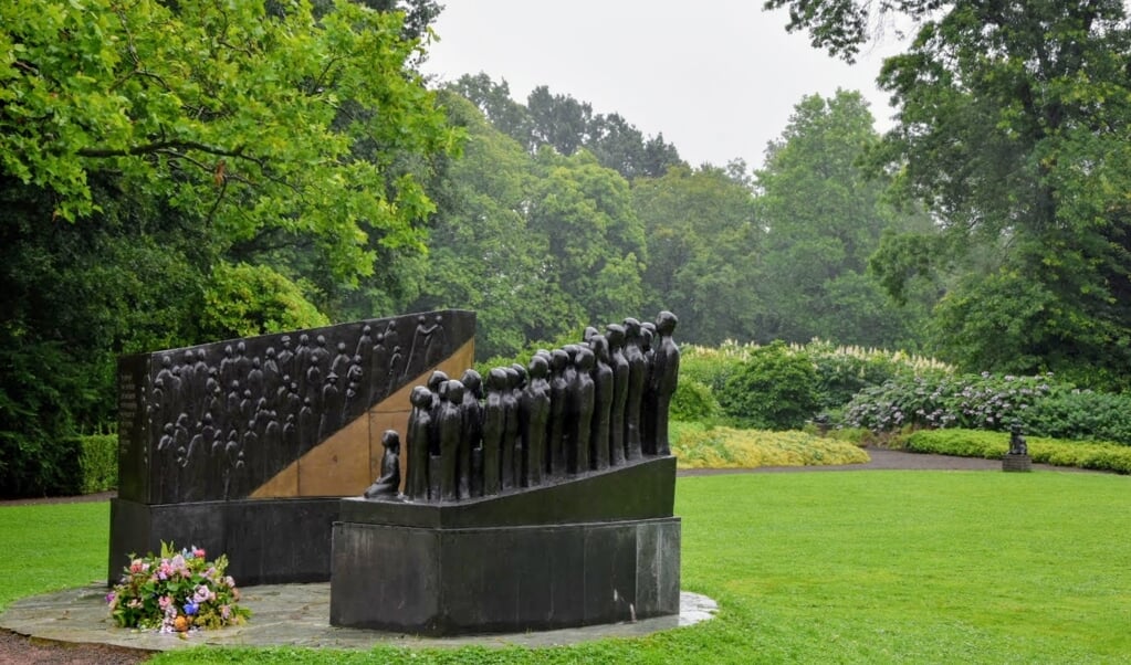 De herdenking is bij het Indië-monument in het Broersepark.