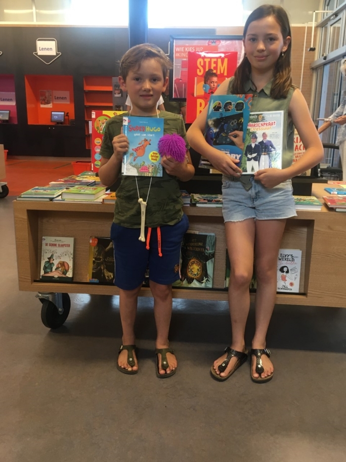 Broer en zus David en Eva de Vrij lezen deze zomer lekker door en hebben daarmee een prijs gewonnen in de Bibliotheek Leusden