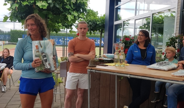 Femke Faber houdt een korte speech als winnares van het hoogste dames enkel onderdeel (DE4).