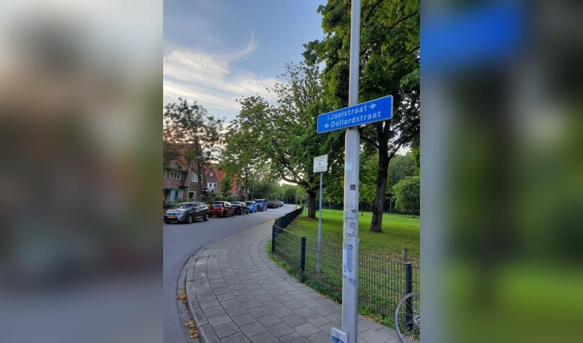 De hoek van de Dollardstraat en de IJsselstraat; de linkerzijde wordt volgens plannen een drukke verkeersweg.