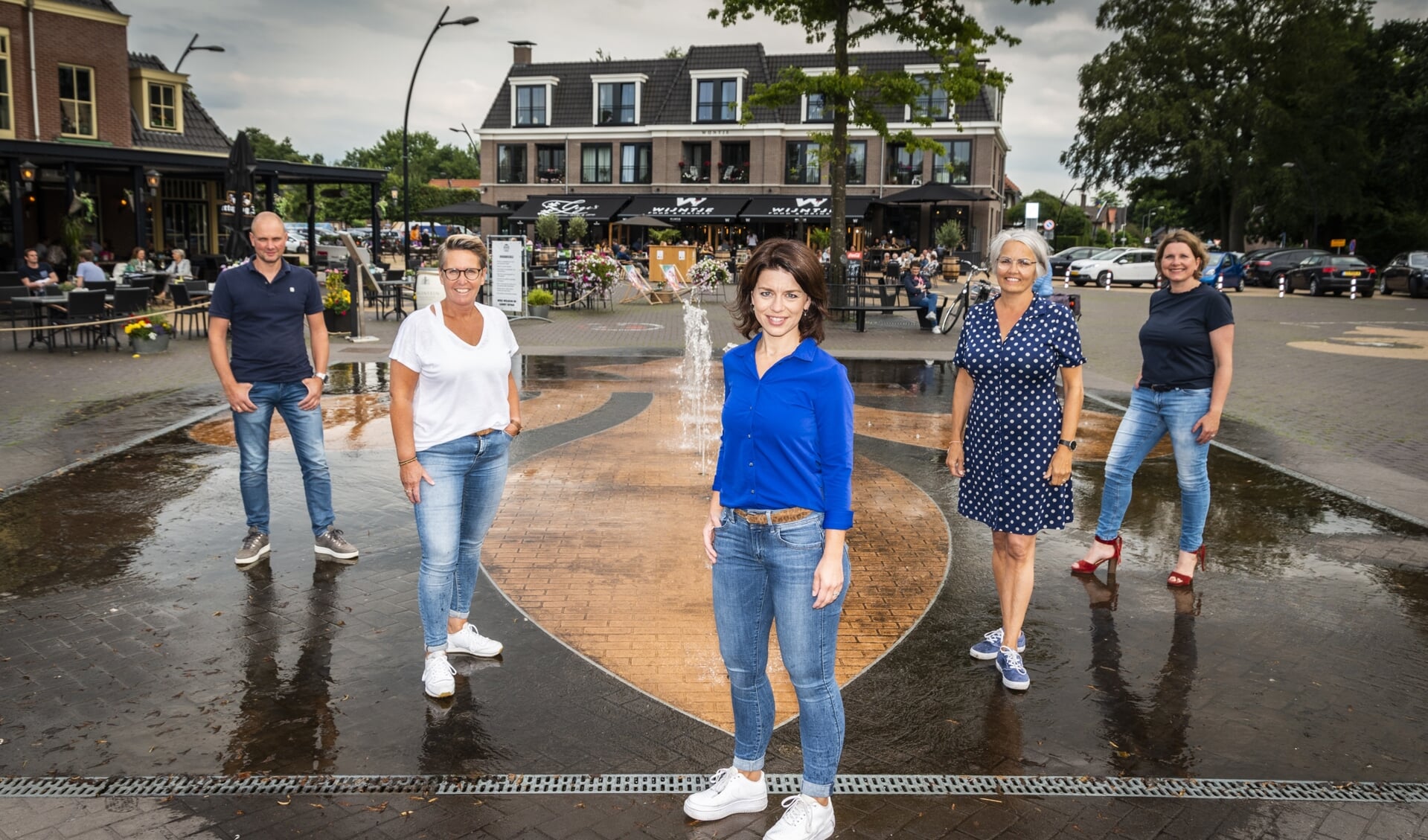 Wijkhoofden van het KWF in Voorthuizen (van links naar rechts): Ferry van de Steeg, Karin van Elten, Marieke van Norden, Jacqueline Kwaspen en Marleen van Reenen.
