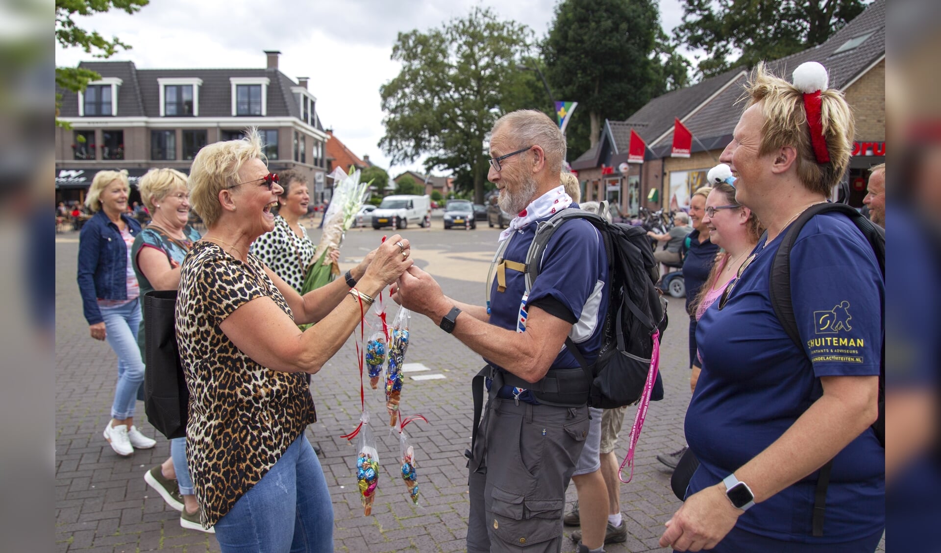 De wandelaars werden vrijdagmiddag feestelijk onthaald op het Bunckmanplein in Voorthuizen. 