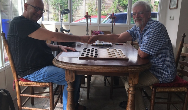 Jan van de Veen (l) speelde tegen Ton van der Ploeg.