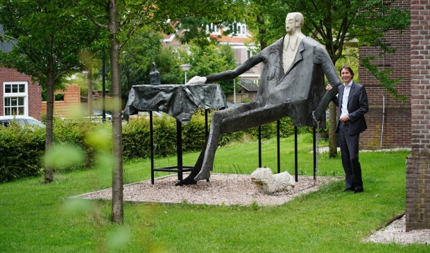 <p>Wethouder Raat bij het beeld Dandy in het Oude Dorp.</p>