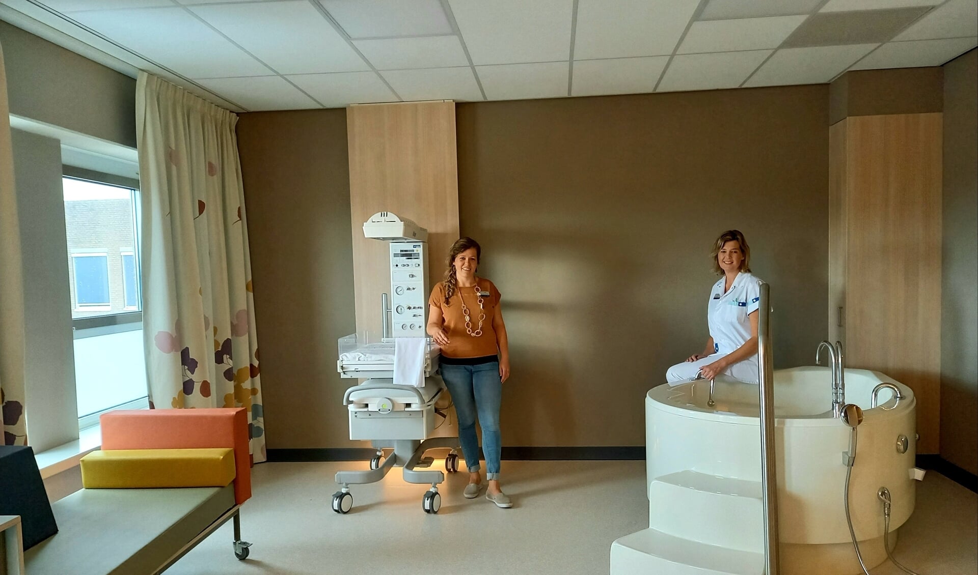 Regieverpleegkundige Judith van der Linden en kraamverzorgster Irma Boele zijn trots op het nieuwe Beatrix geboorte- en kindcentrum. 