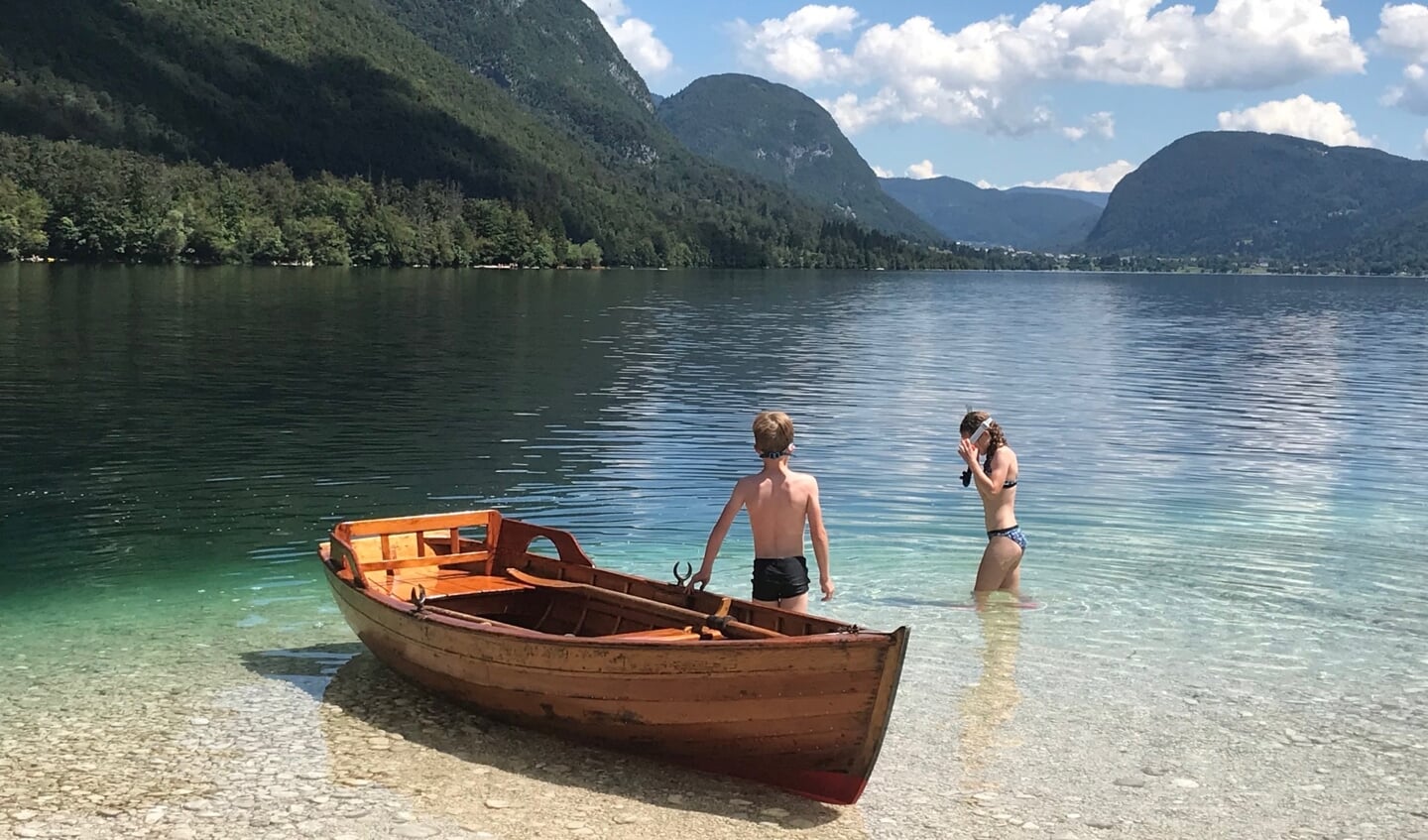 Deze foto is gemaakt in Slovenië bij het meer van Bohinj op 27 juli. Dit jaar zochten we de rustige plekken op en met de boot kwamen we terecht op een verlaten strandje. Op de foto zijn onze kinderen de vele vissen onder water aan het bekijken.