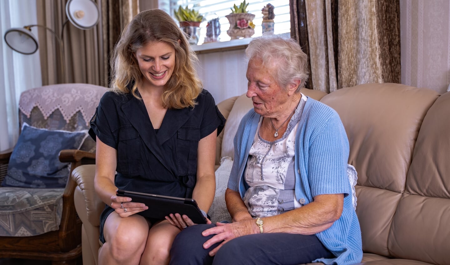 De oma van onderzoeker Lean Kramer (links) probeert de app Paco uit.