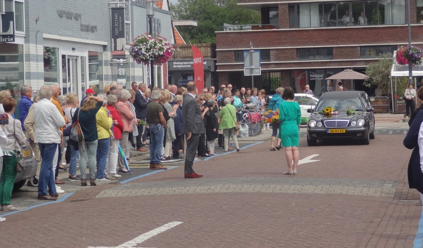 Naar schatting 150 tot 200 mensen betuigden Hans Houwer de laatste eer. Veel mensen legden bloemen op de motorkap van de rouwauto.