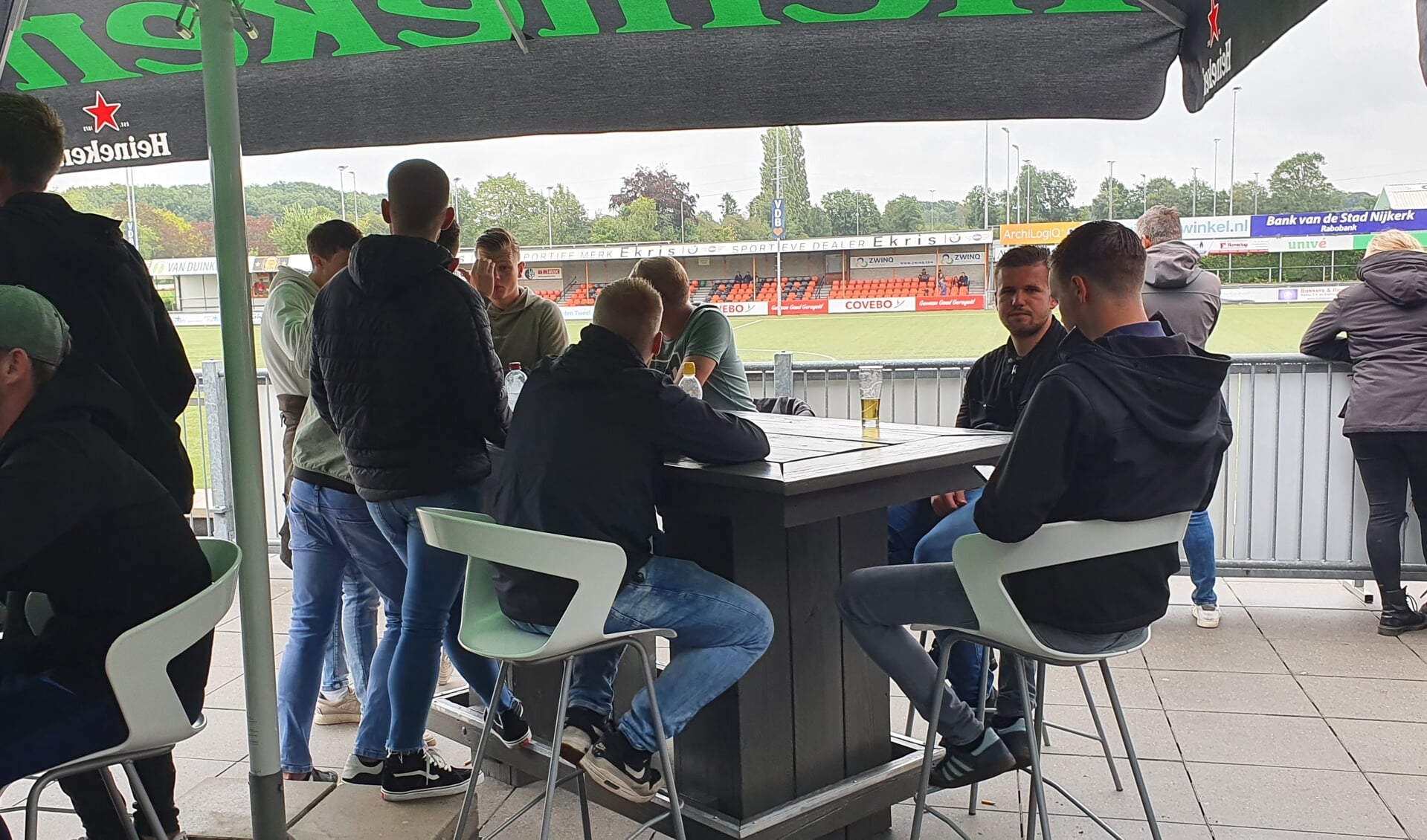 Op het terras bij Sparta Nijkerk hielden de fans zich aan de nieuwe regels.