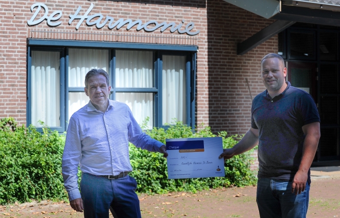 Rabobank reikt cheque uit voor project zonnepanelen