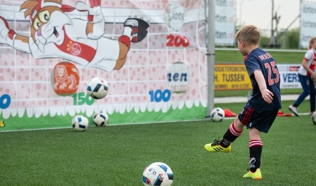 <p>Tijdens de Ajax Kids Tour kun je allemaal verschillende voetbalspelletjes doen.</p>