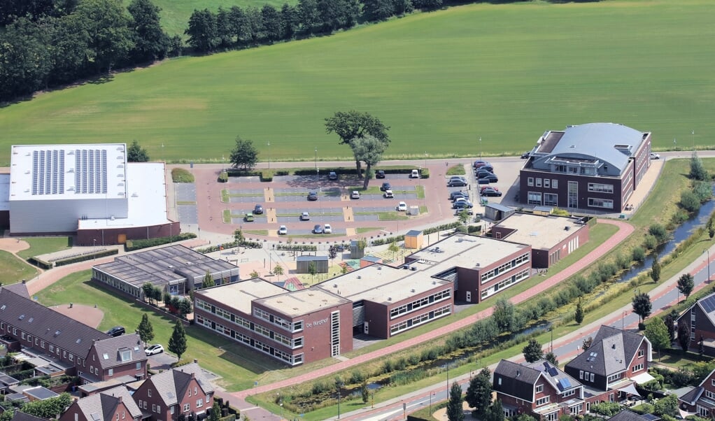 Mogelijk zijn er meer scholen nodig in De Burgt dan alleen het huidige complex De Burgthof, waar drie basisscholen in zijn gevestigd.