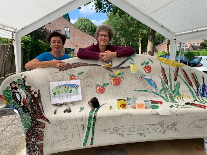 initiatiefnemer Astrid de Roos (rechts) met Angela van Rossum, Ons groen en eigenaar van tuinvolbloemen.com