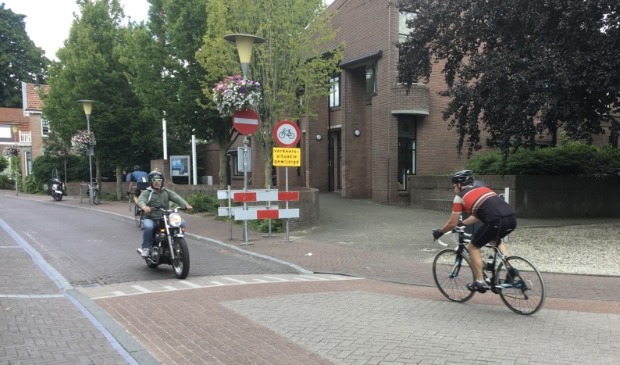 Geen verbodsborden meer, maar charme-offensief om wielrenners te verleiden tot ommetje.