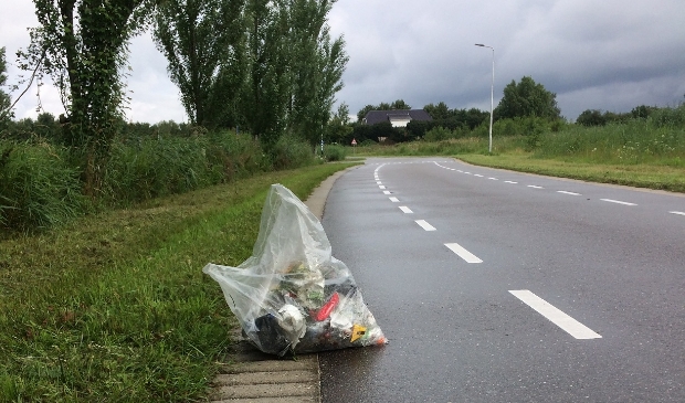 Zak met afval op de Middenweg.