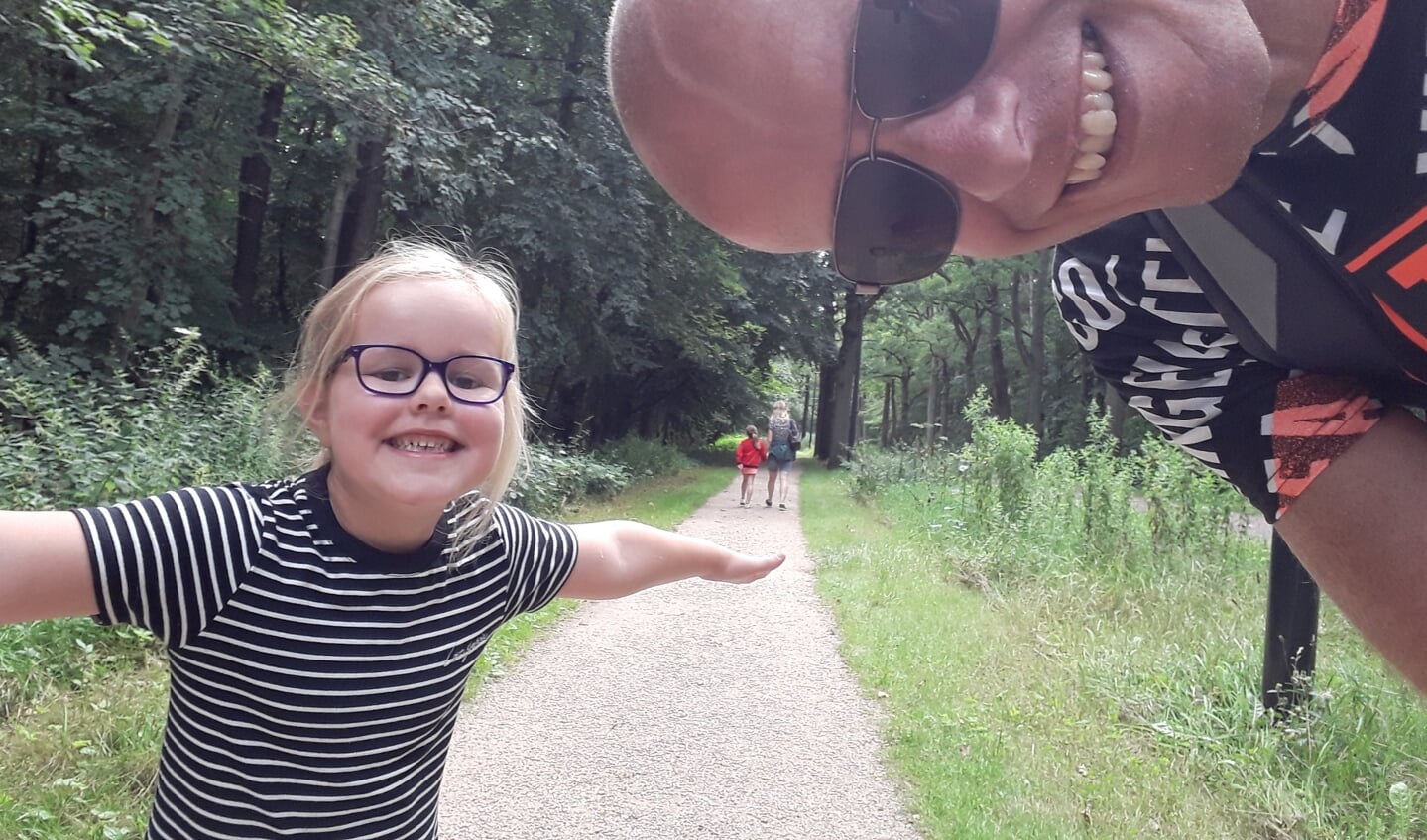 ,,De foto is gemaakt op 29 juli 2020 tijdens onze vakantie in Brabant, in het bos in Eindhoven. Het is een selfie van ons gezin met vader Erwin en Sophie (6 jaar) op de voorgrond, Vera (8 jaar) en moeder Rinske op de achtergrond.