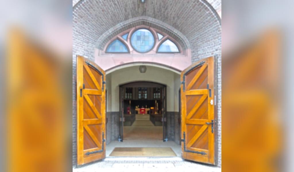 De deur van de RK kerk staat op Allerzielen open van 14.00-21.00 uur