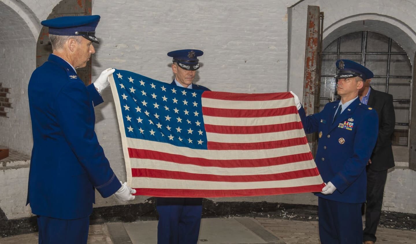 Tonen Amerikaanse vlag door USAF militairen.