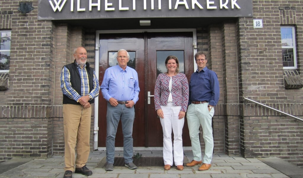 Ook de vier meest recente predikanten van de Wilhelminakerk (met rechts de huidige predikant Wim Kievit) komen in het herinneringsboek aan het woord.