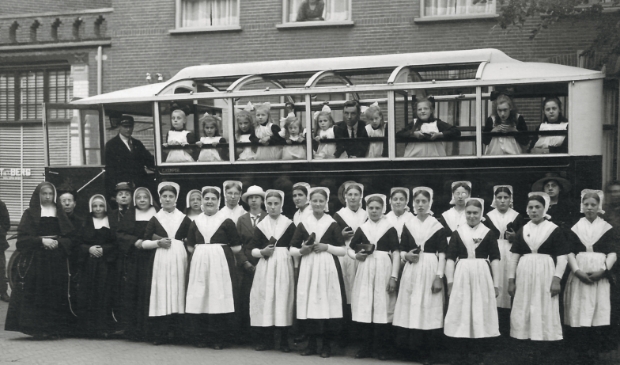 Uitstapje met de wezen van het Godshuis rond 1920.
