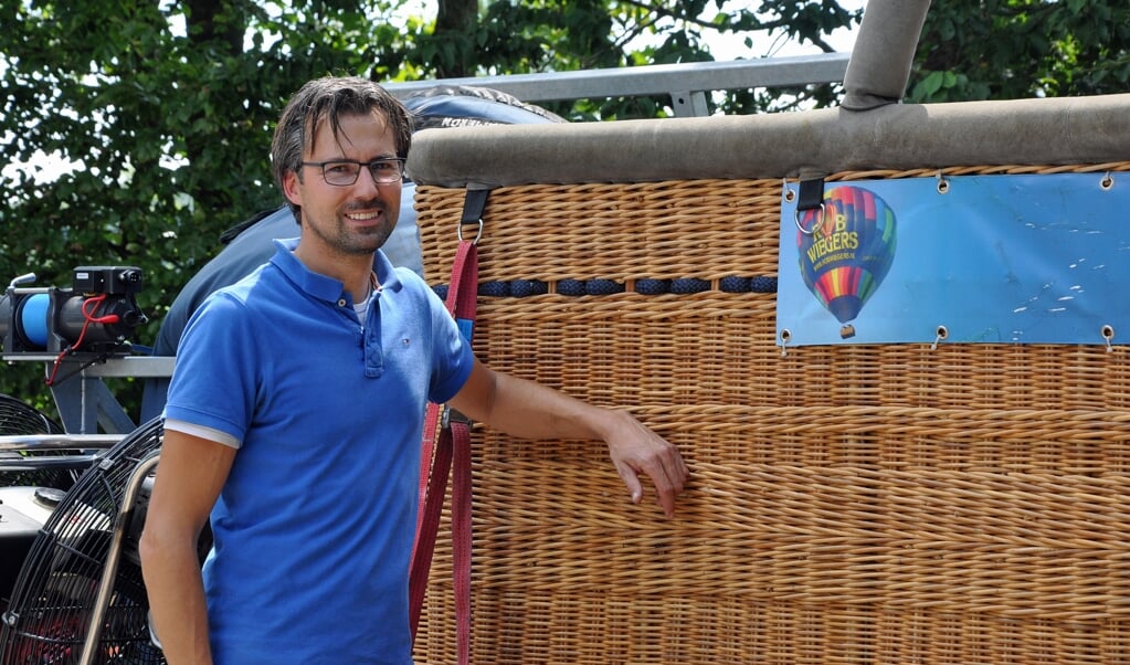 Niels Kon bij een ballonmand op het bezoekadres van zijn bedrijf aan de Peter van den Breemerweg.