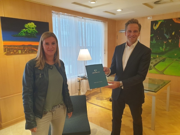 Directeur Monique Verloop van Jayda CC overhandigt jaarverslag aan Minister Hugo de Jonge van VWS