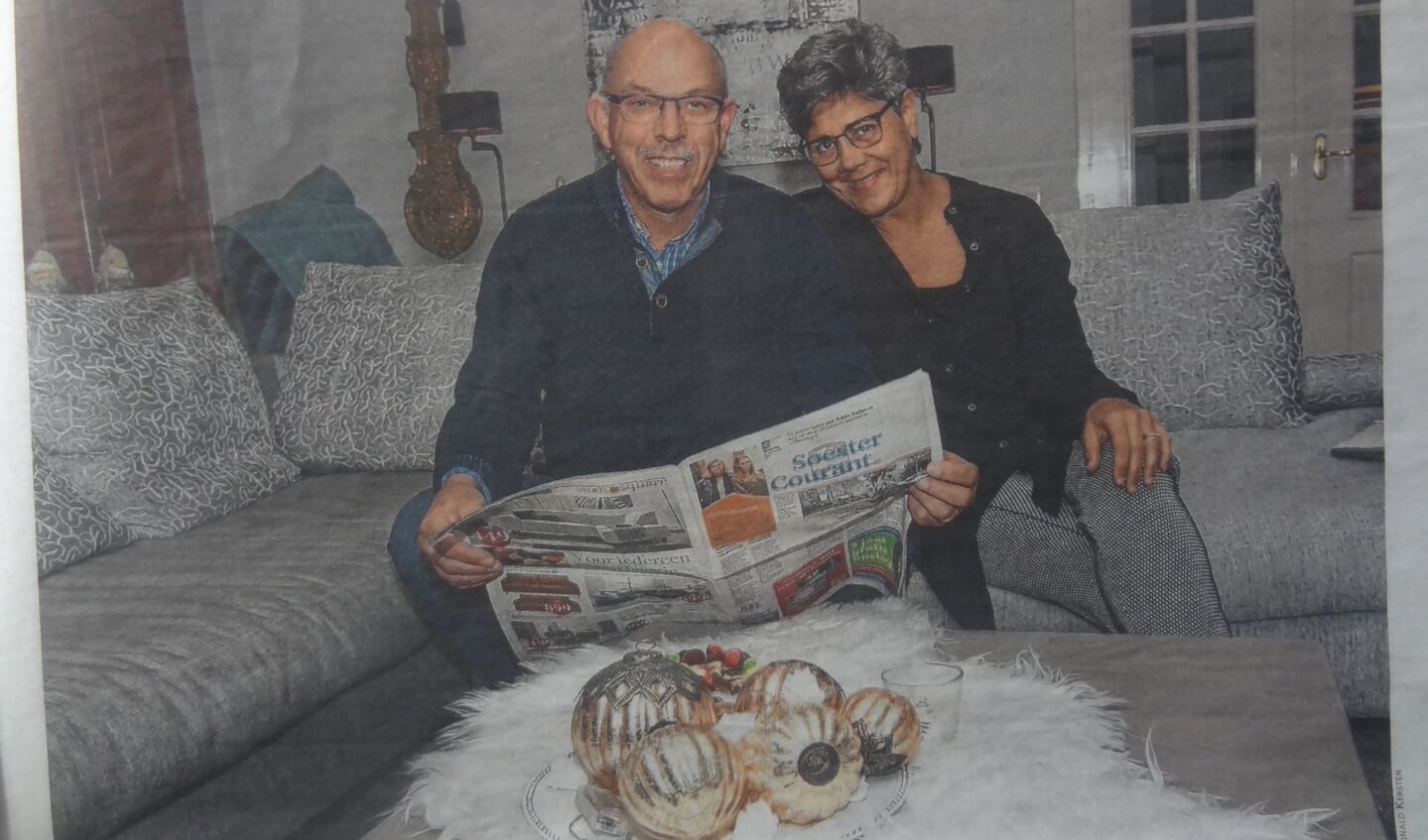 Samen met echtgenote Carla, eindelijk even op de bank, met de Soester Courant die hij in 2017 verkocht.