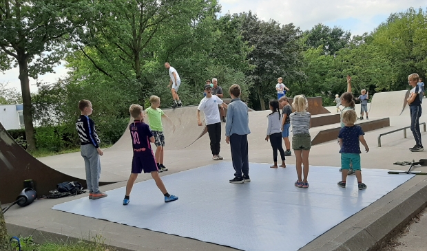 De eerste instructies voor de workshop Breakdance