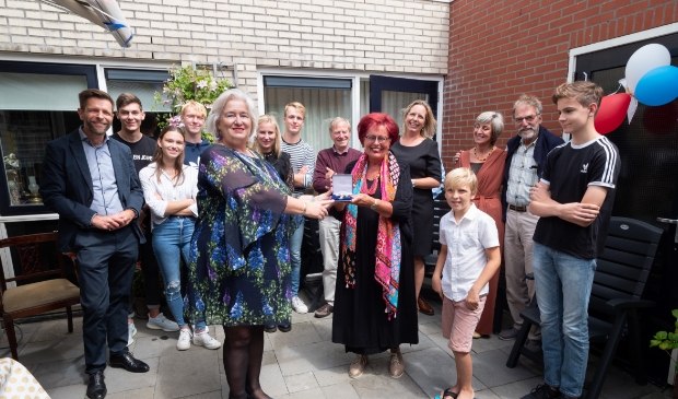 Lintjesregen 2020, burgemeester Schuurmans op bezoek bij Sybilla Catharina Maria van Dam in Nieuw-Vennep.