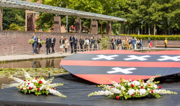 De burgemeester legt bloemen bij het 'Hart van Medeleven'.