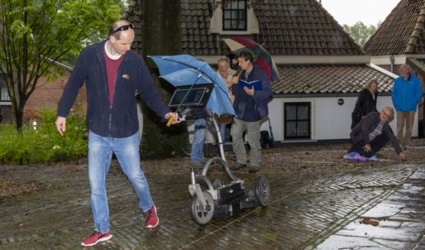 Het WGMA onderzoeksteam buiten de Amstelkerk aan het werk.