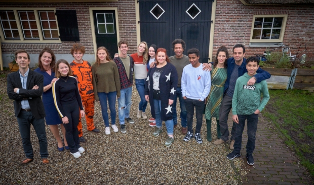 Koos Gloudemans – zelf vader van een geslaagde dochter- zocht contact en de jonge acteurs van de inmiddels populaire tv-serie Oogappels maakten speciale videoboodschappen.