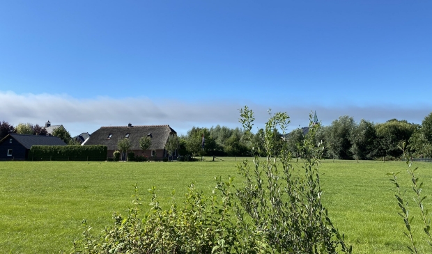 De rookpluimen, veroorzaakt door de grote brand in Duiven, waren vrijdagochtend tot in Barneveld te zien.