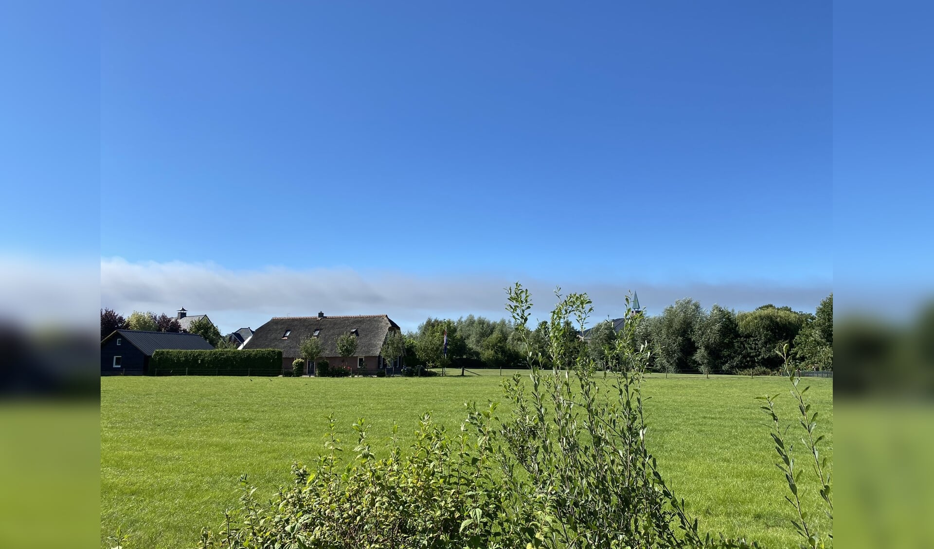 De rookpluimen, veroorzaakt door de grote brand in Duiven, waren vrijdagochtend tot in Barneveld te zien.