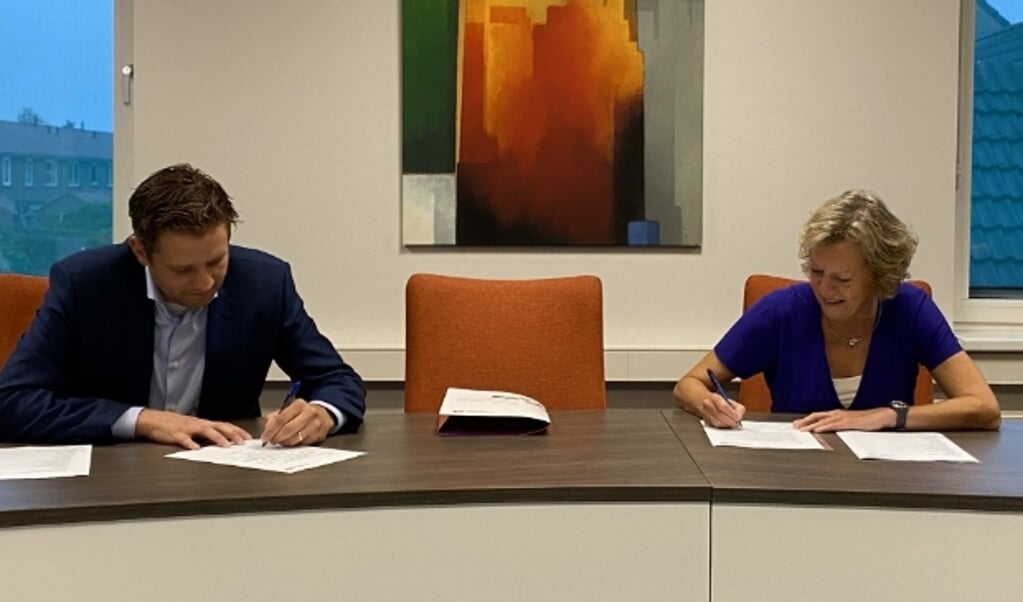 Ondertekening door Pieter Thoben en Mirjam Hagen