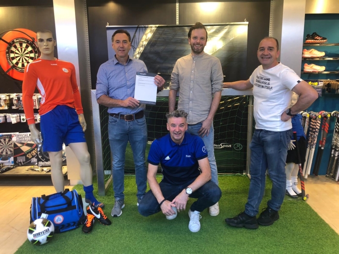 Op de achtergrond John de Rouw (voorzitter), Martin Rozeboom (Penningmeester) en Giorgio Murgia(TC) van Ede/Victoria. Op de voorgrond Fred Rijnders van Rijnders Sport