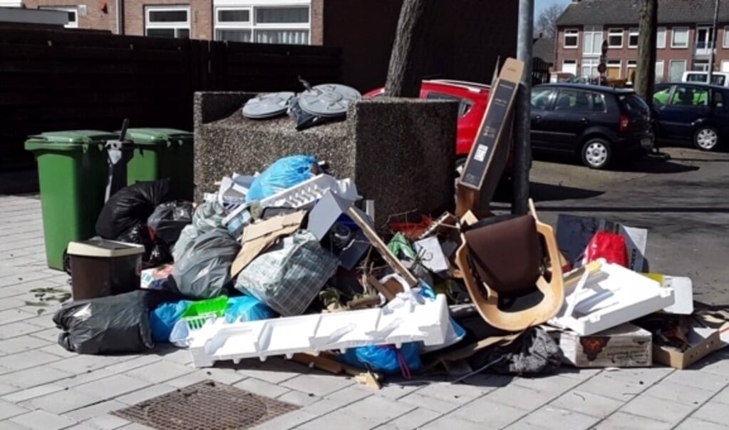 Illegale vuilstort op Pinksterbloemstraat Nieuw-Vennep.