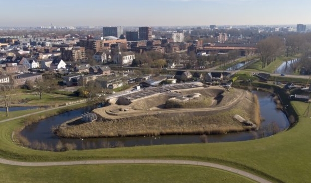 Het fraai gerenoveerde fort is klaar voor een festival.