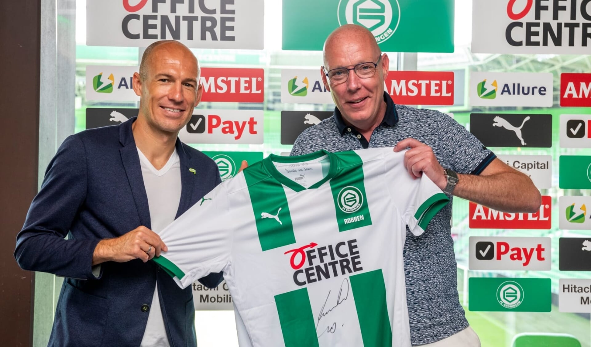 Hoofdsponsor Frans Davelaar en Arjan Robben met het shirt dat de sterspeler komend seizoen over zijn schouders gaat trekken.