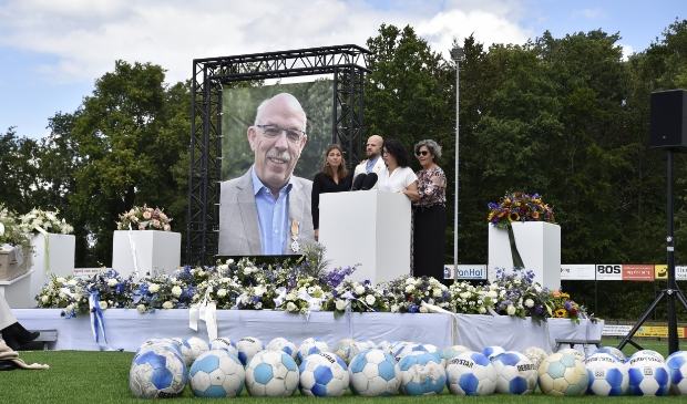 Tijdens de ceremonie op het hoofdveld van SO Soest spreekt het gezin Smit 800 aanwezigen en 700 mensen thuis toe.