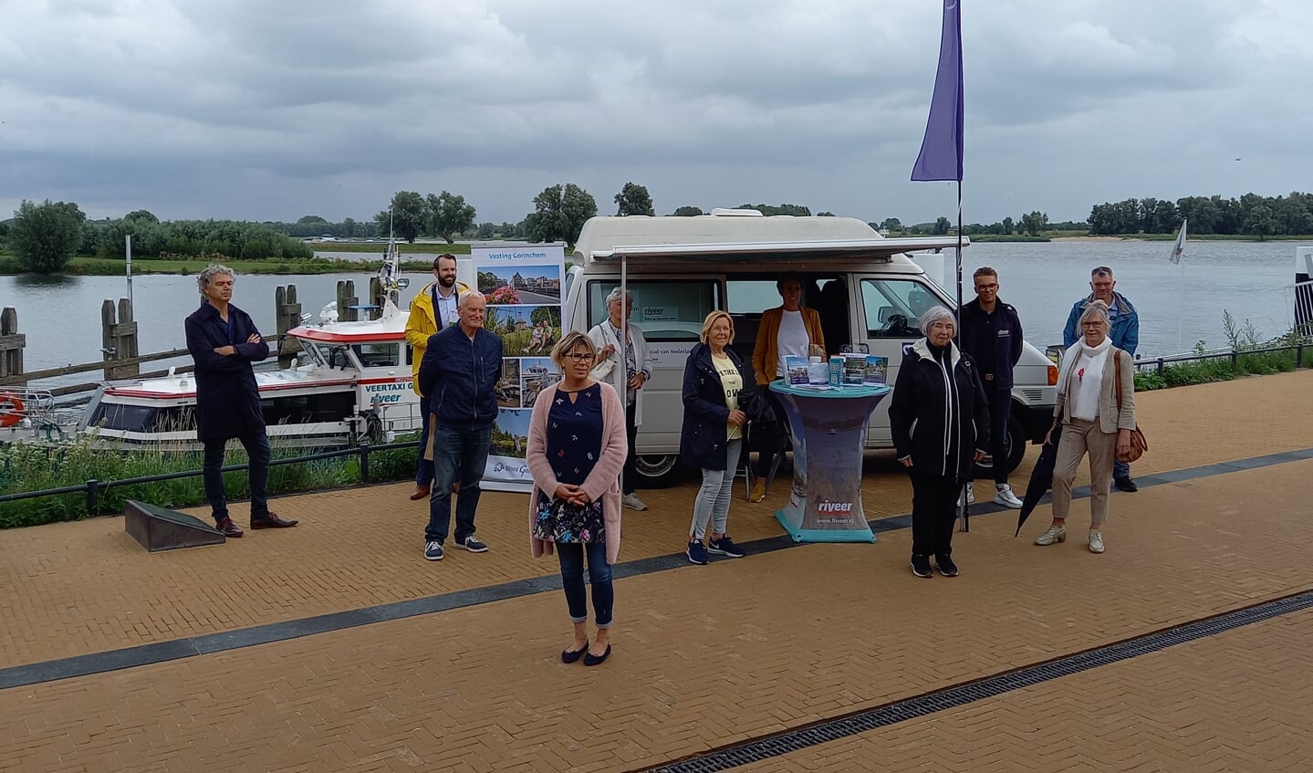 Met een mobiel infopunt Buiten de waterpoort worden toeristen geinformeerd over al het leuks dat Gorinchem te bieden heeft. 