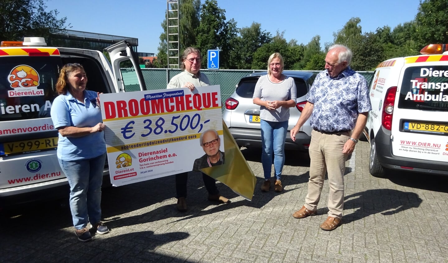 Het asiel kreeg van Stichting DierenLot een cheque uitgereikt van € 38.500. 