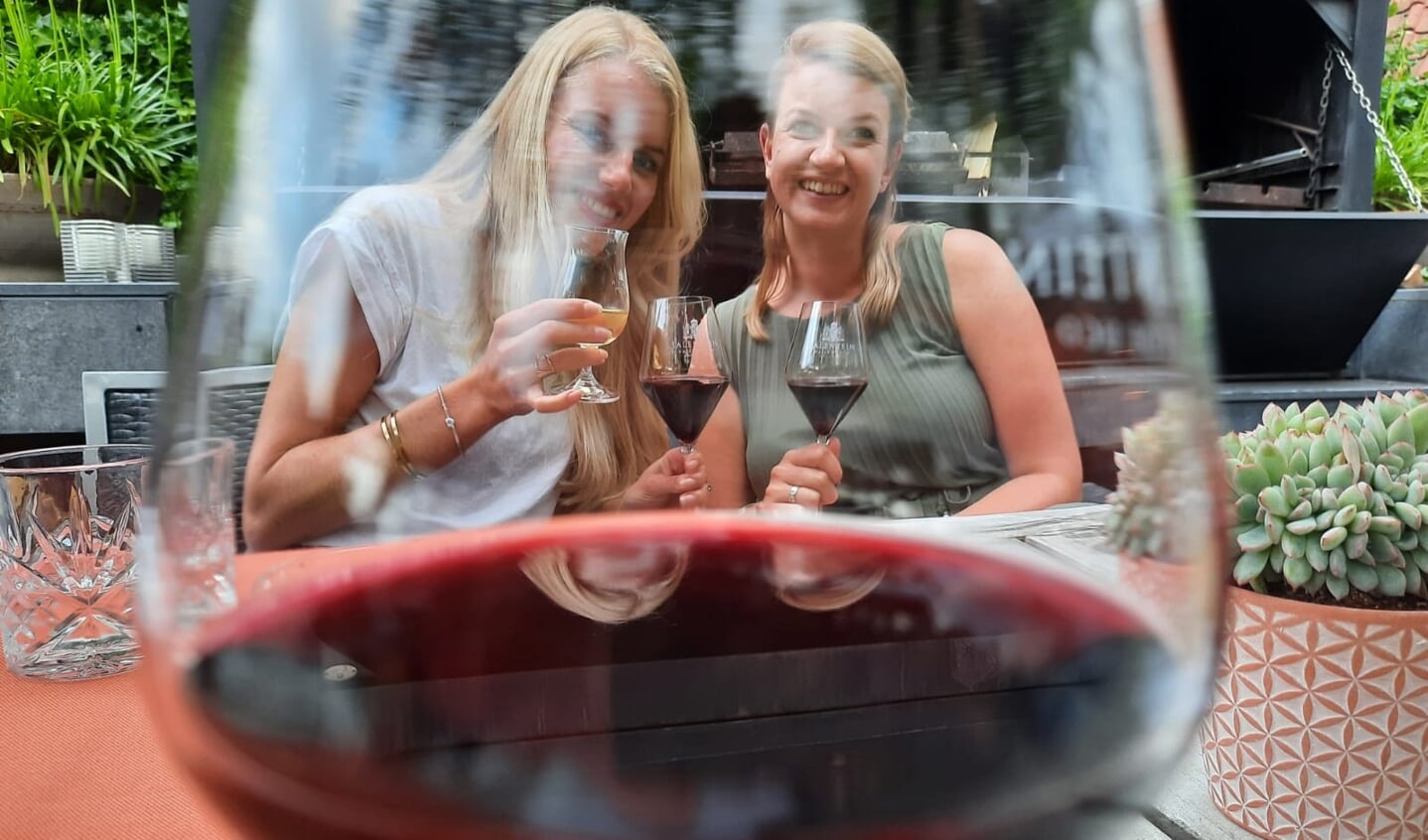 ,,De leukste buurvrouwen van de Beukenlaan, Franca en Bernadette, genieten op het terras van de Salentein van een wijntje op een lekkere zomeravond.