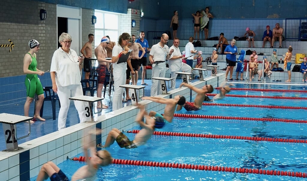 Start 50 m. rugslag voor de jonge zwemmers 