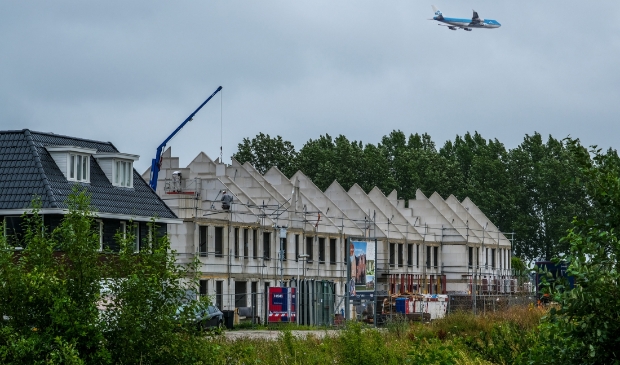 <p>De spagaat van woningbouw en luchtvaart in beeld in het Nassaupark,.</p>
